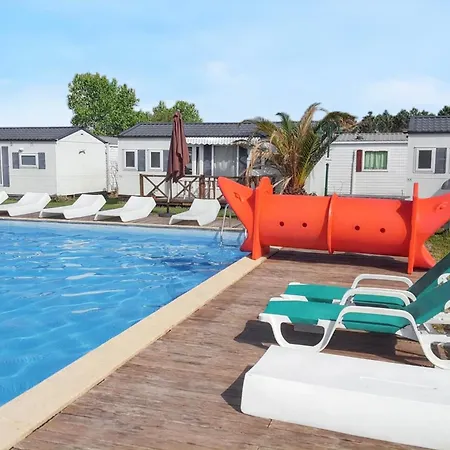 Comfortable In With Garden And Shared Pool Διαμέρισμα